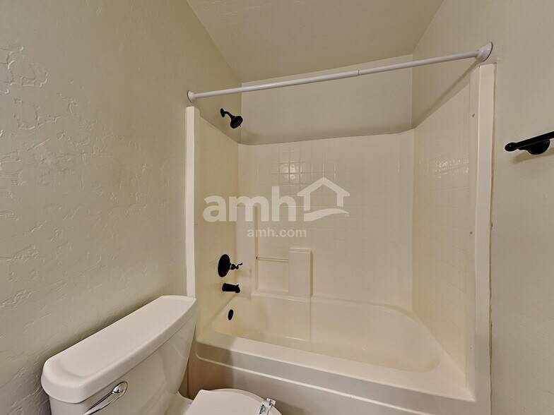 Building Photo - 13830 W Keim Dr