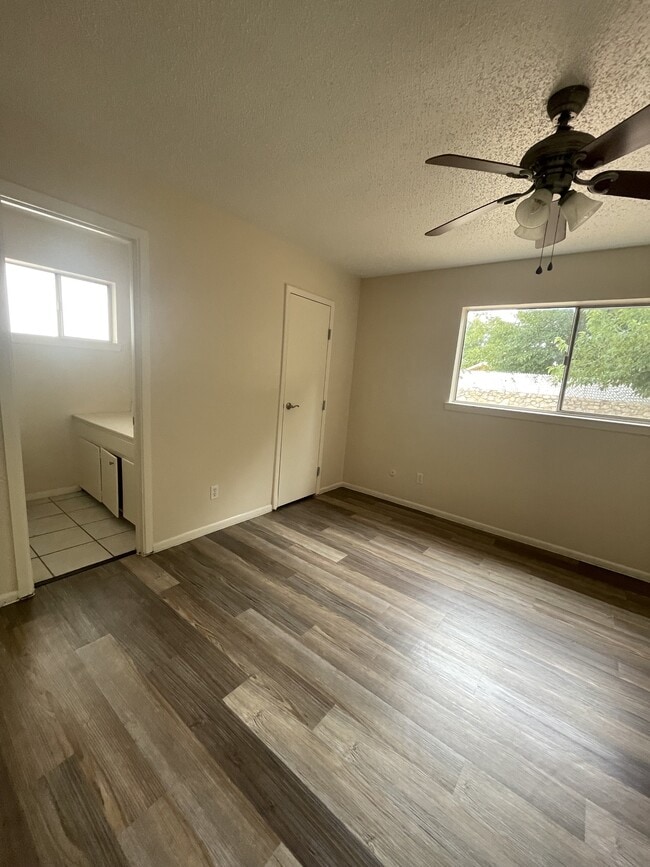 Building Photo - 10902 Bywood Dr