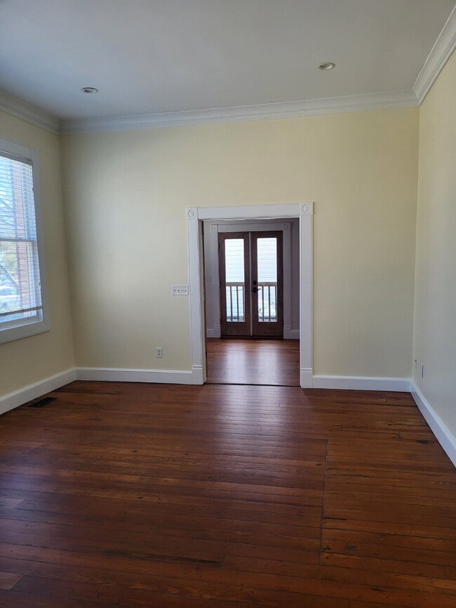 Building Photo - "Spacious 2-Bedroom Retreat with Hardwood ...