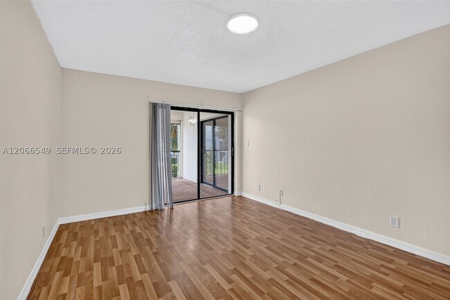 Building Photo - 220 Lakeview Dr