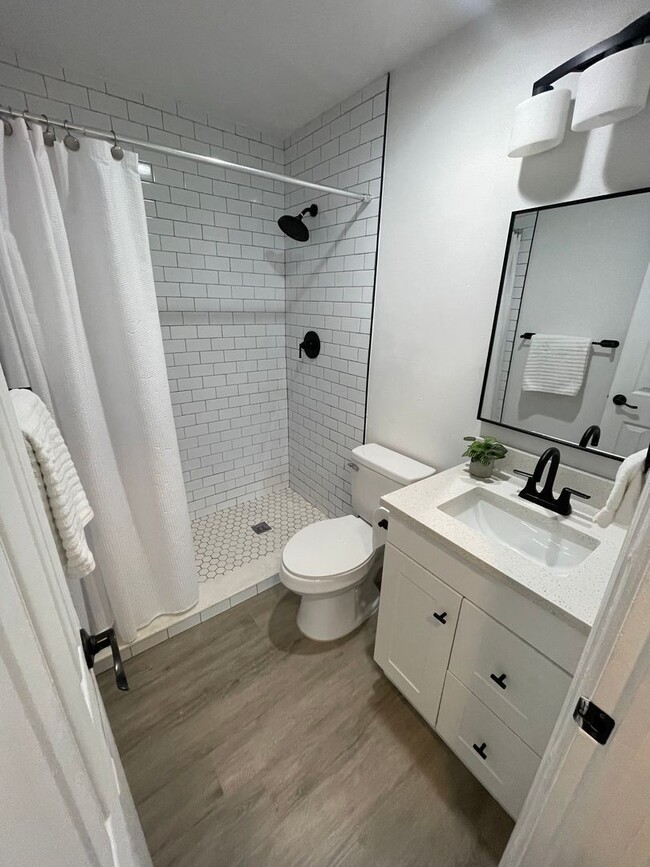 Building Photo - 2/1 condo on Lake Killarney!!!