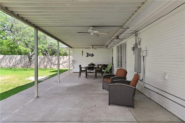 Building Photo - AUGUST PRE-LEASE!! 4 bed, 3 bath house on ...