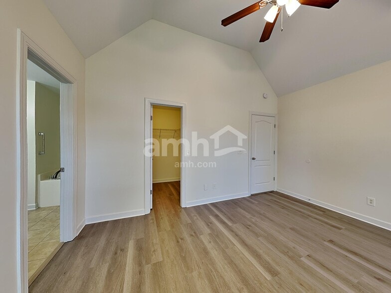 Building Photo - 560 Summit Way