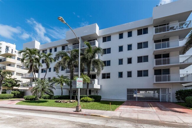 Building Photo - 1665 Bay Rd