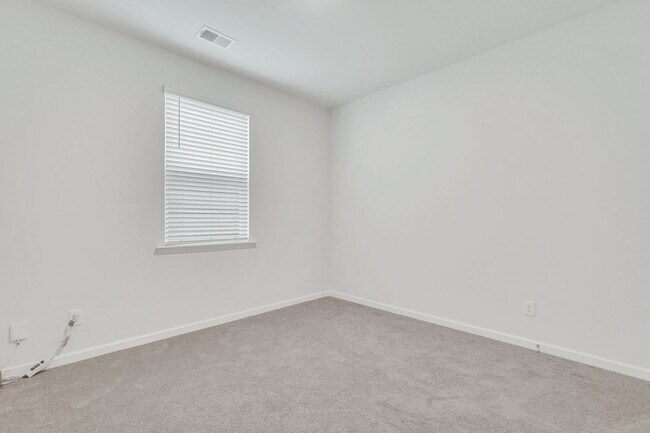 Building Photo - 4 BEDROOMS & FENCED YARD!