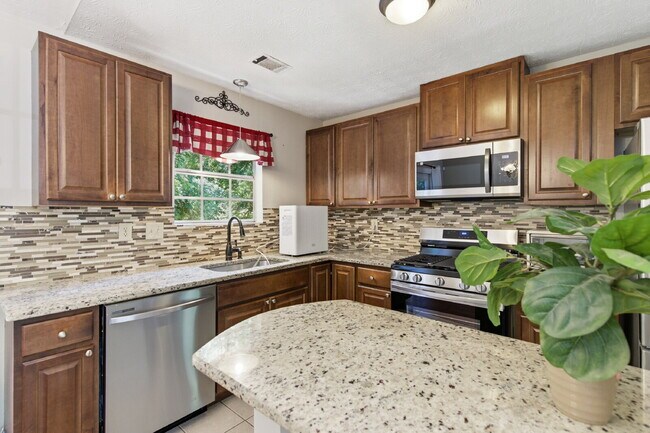 Building Photo - Renovated Alpharetta Ranch — Walking Distance to Haynes Bridge Middle, Top-Rated Schools