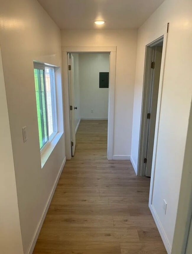 Building Photo - Modern 4 bed home Centrally located