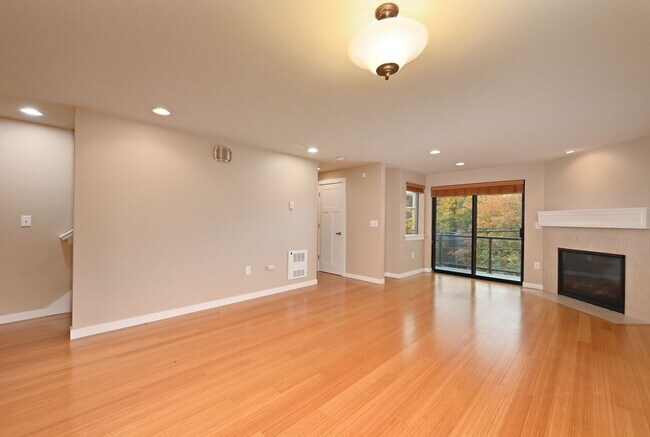 Building Photo - Modern & Spacious 2+ Bedroom/3.25 Bath Vie...