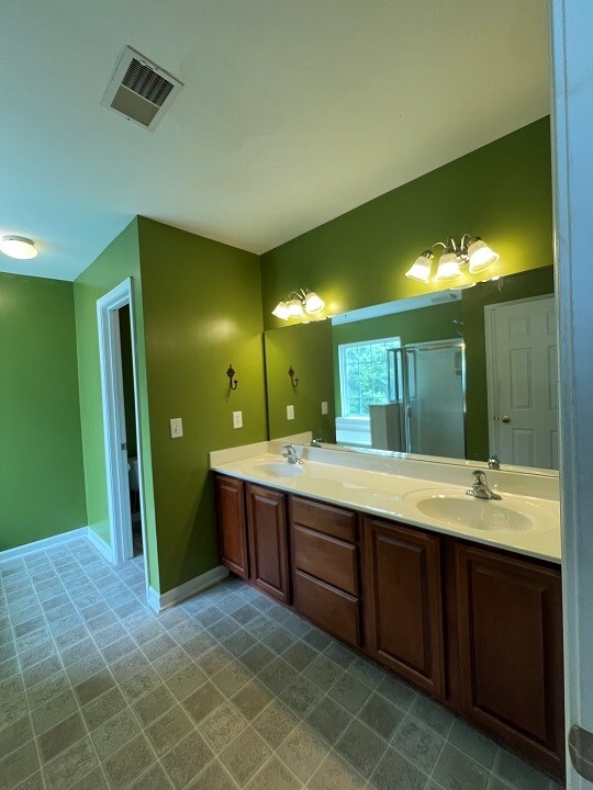 Building Photo - 570 Batty Way
