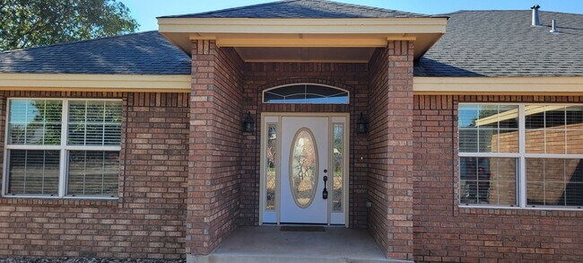 Building Photo - SPECTACULAR NEWER HOME, FIREPLACE, FORMAL ...