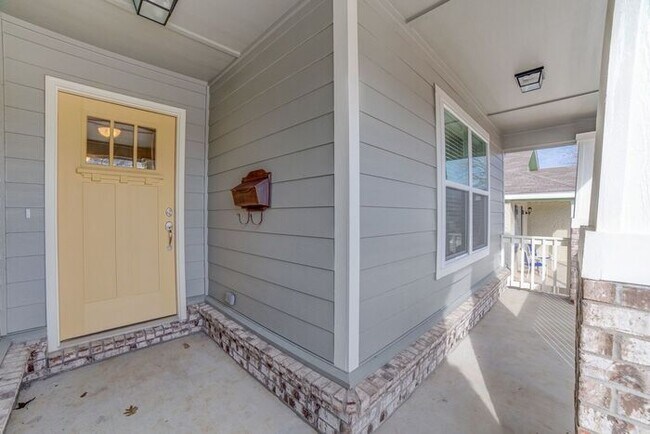 Building Photo - Gorgeous 3/2/2 Home Close to Downtown!