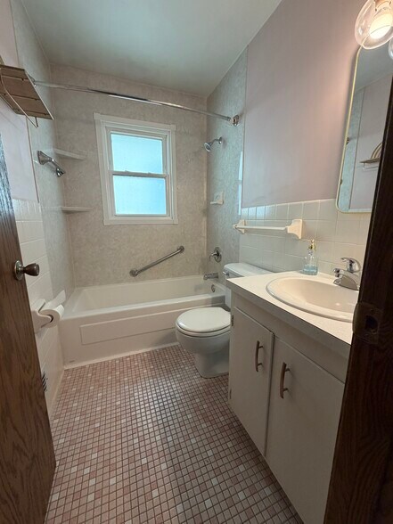 Building Photo - 2098 Sherwood Ave