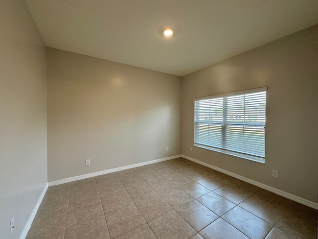 Building Photo - Modern & Spacious 3 Bed + Den, 2 Bath with...