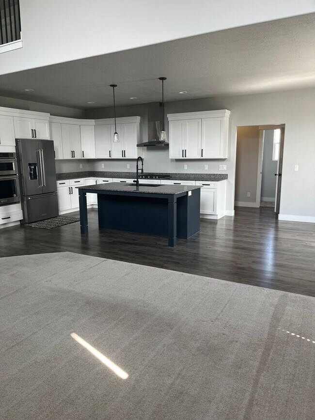 Building Photo - Three Bed, Two and Half Bath Home in Eagle Mountain