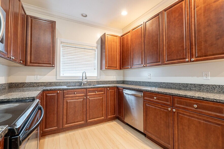 Building Photo - 4910 Lake Palmetto Ln