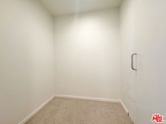 Building Photo - 3505 Ocean Front Walk