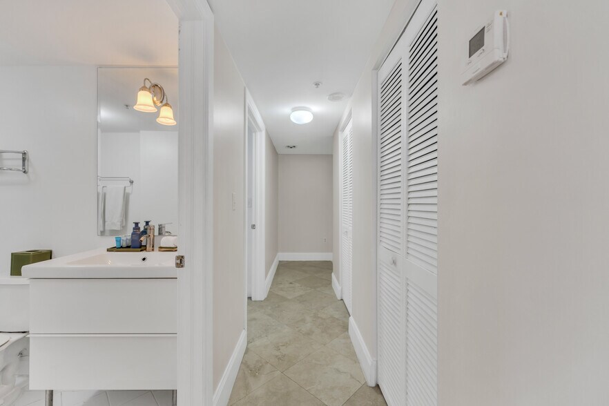 Building Photo - 2951 S Bayshore Dr