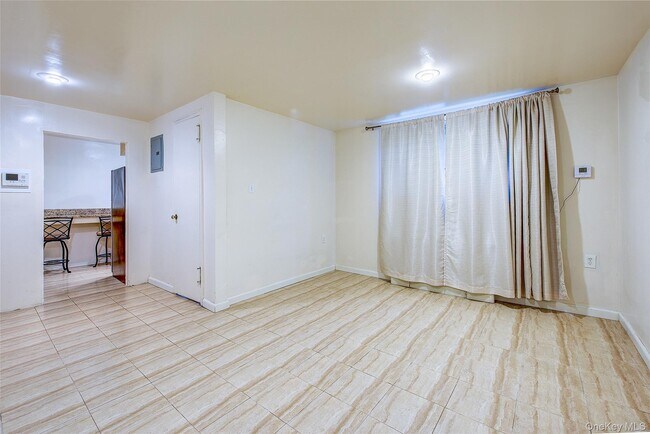 Building Photo - 25 Burns St