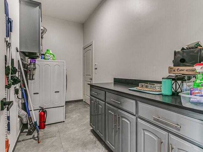 Building Photo - Stunning Home + North Rose Lake + Deer Creek Schools + 4 Bedrooms