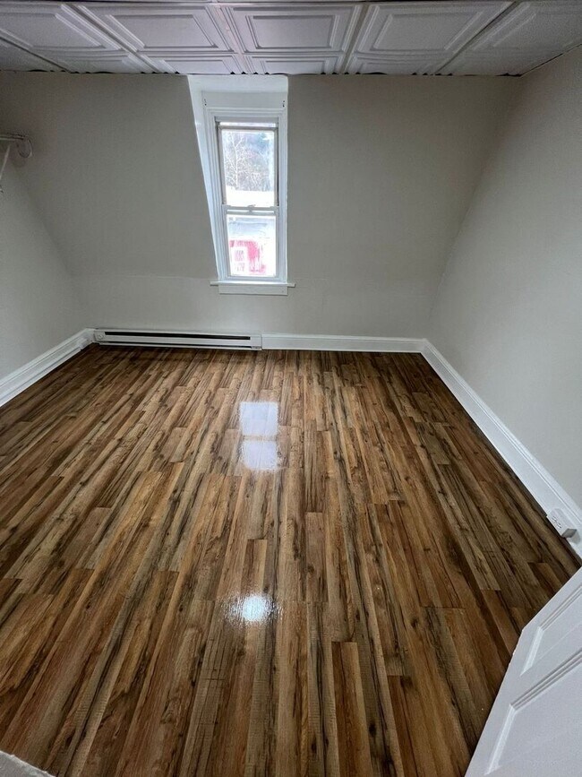 Building Photo - Cozy Five bedroom house...