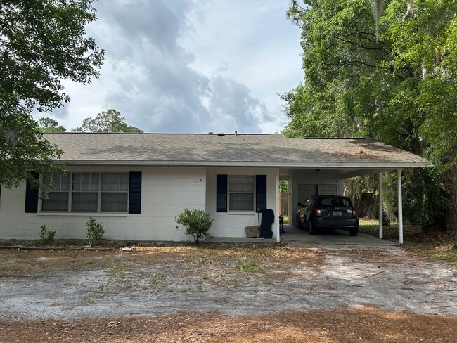 Building Photo - Quaint 2/1 with Covered Porch Near UF