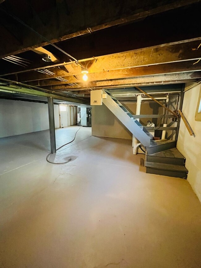 Building Photo - 3 Bed 1 Bath - Harwood Floors