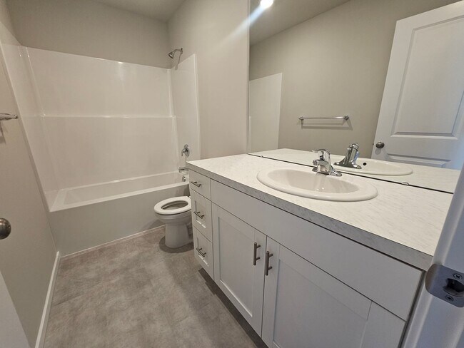 Building Photo - Stunning 4-Bedroom Pet-Friendly Home for L...