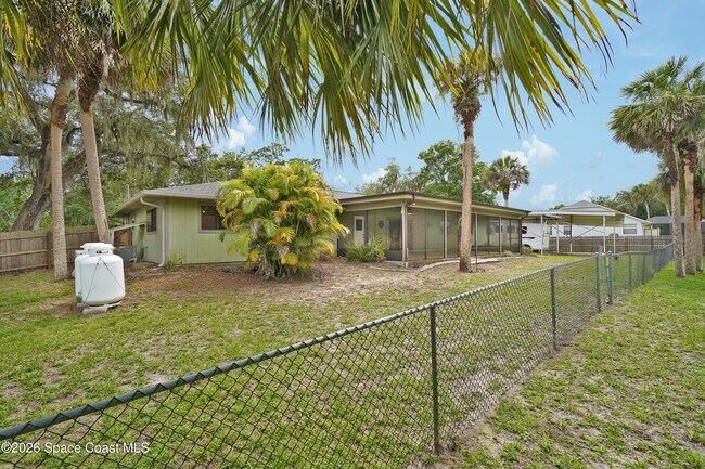 Building Photo - 670 Kings Way