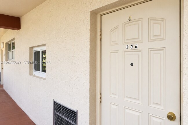 Building Photo - 400 S Hollybrook Dr