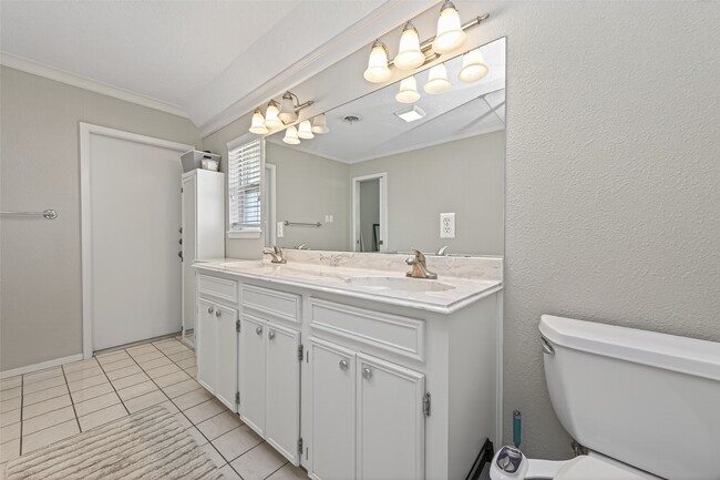 Building Photo - 1910 Claiborne Dr