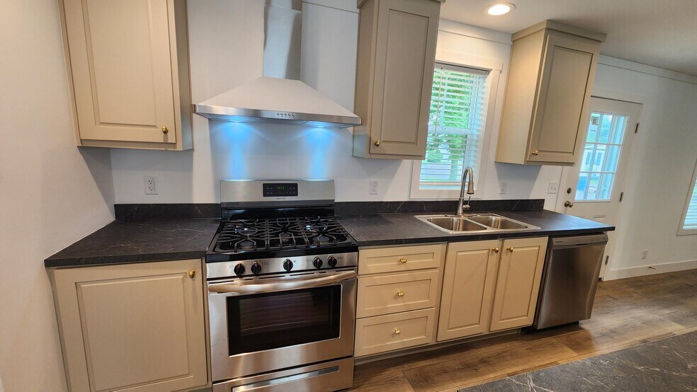 Building Photo - 3735 Pinoak St