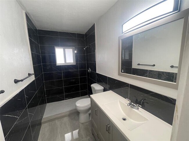 Building Photo - 7902 NW 70th Ct