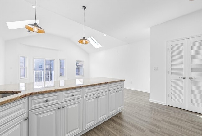 Building Photo - 62 Hutton St