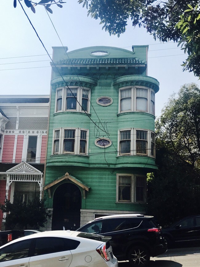 Primary Photo - 439-443 Oak St
