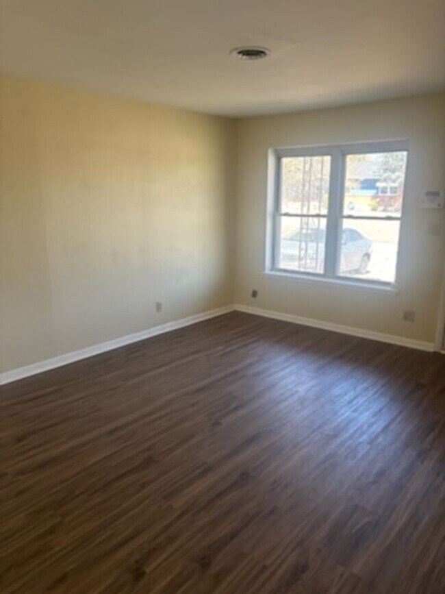 Building Photo - VERY NICE HOME IN THE RIDGECREST AREA. PETS NEGOTIABLE WITH OWNERS APPROVAL