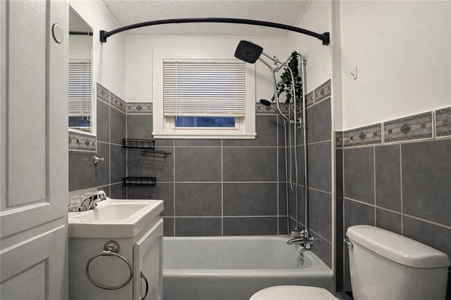 Building Photo - 39 Roland St