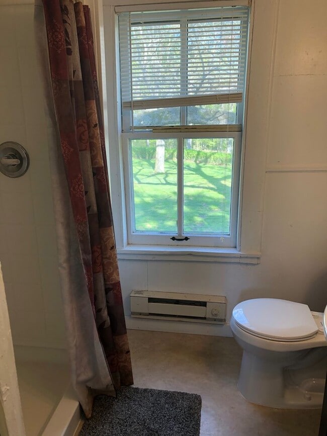 Building Photo - Fully Renovated Farmhouse in Moseley