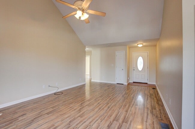 Building Photo - 3 bed 2 bath in the heart of St. B.  Fresh Paint.  Clean and Ready for You.