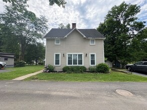 Building Photo - Lovely 4 Bedroomin a Quaint and Quiet Neig...