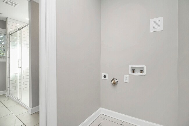 Building Photo - 4044 Dinglewood Ave