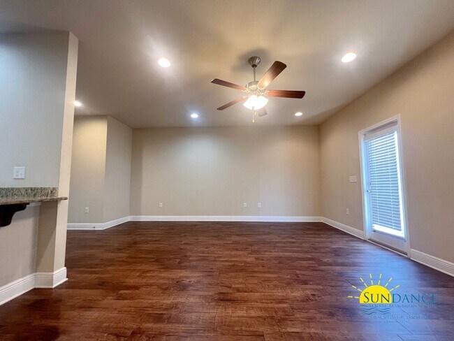 Building Photo - Reserve Pointe Townhome with Community Pool!