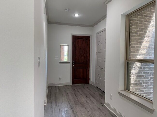 Building Photo - 620 Courtyard Ln