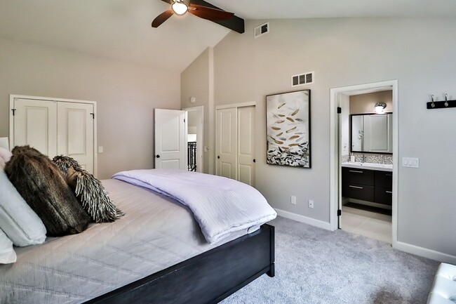 Building Photo - GORGEOUS REMODELED HOME WALKING DISTANCE T...