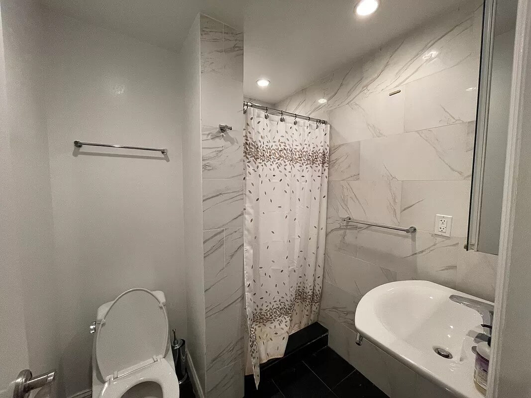 Building Photo - 143 E 29th St