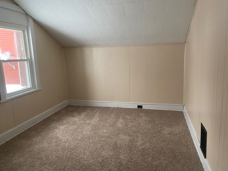 Building Photo - 77 Aurora St