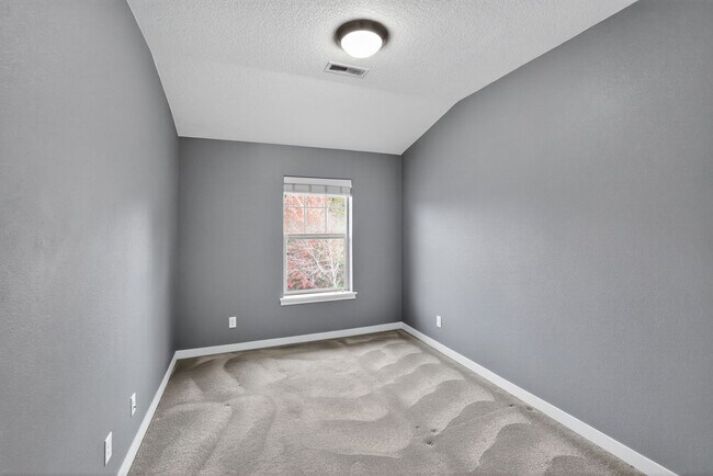 Building Photo - 7993 NE Rockne Way