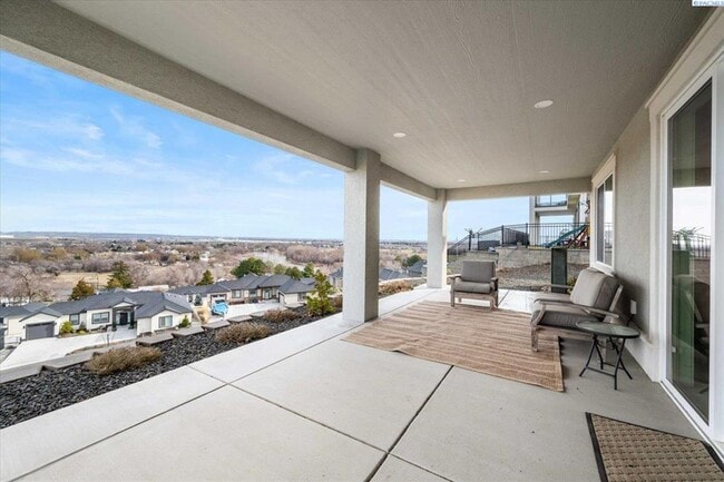 Building Photo - Stunning 5 Bedroom 4 Bath w/Daylight Basement West Richland!!!