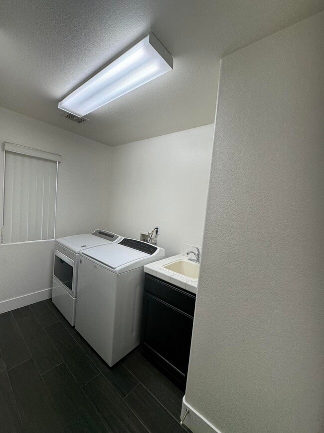 Building Photo - 74081 W Petunia Pl