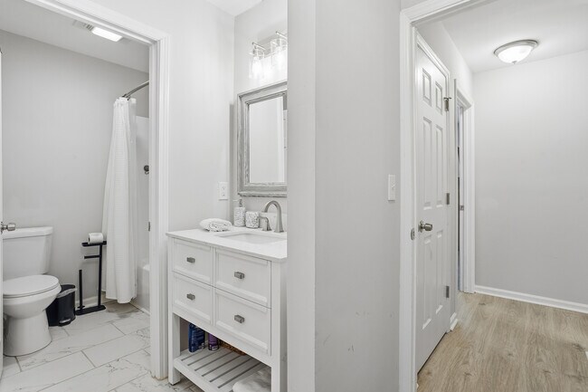 Building Photo - 808 Kendall Dr