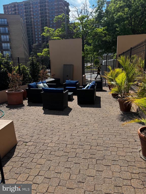 Building Photo - 1301 N Courthouse Rd